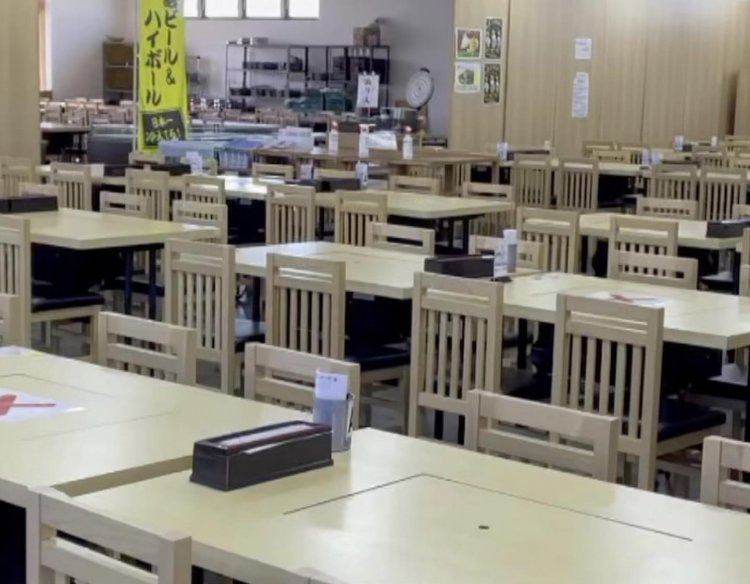 テーブル席で味わえる「漁師料理 よこすか」。各テーブルには鉄板も備わり、焼き立てを味わえる。