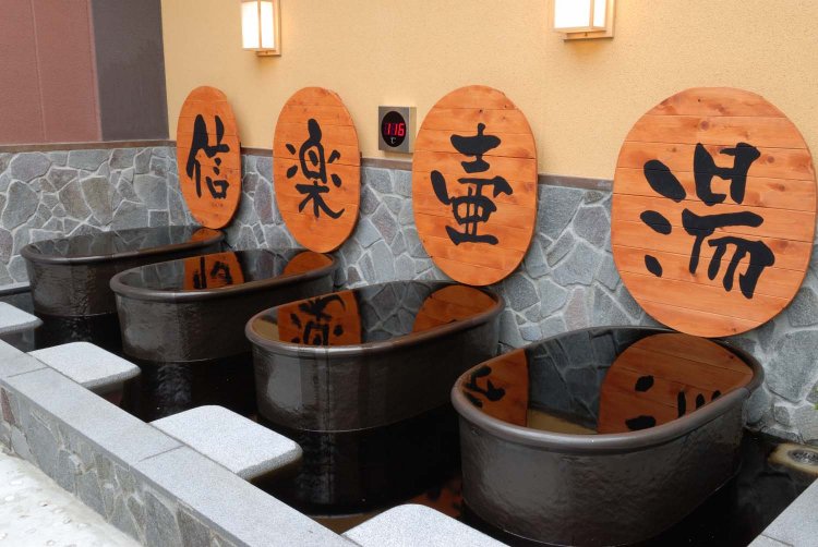 信楽で特別に焼かれた大きな壷湯に入っていると心が安らぐ。