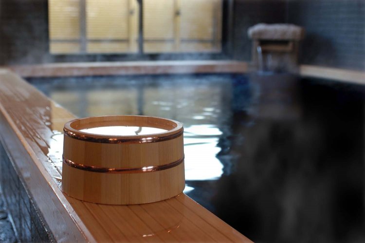 落ち着いた日本庭園を望みながら温泉が楽しめる庵湯。