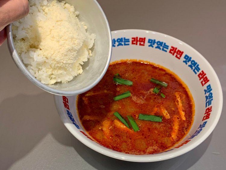 チーズクッパライス200円。　写真提供：『ラーメン コチュ』