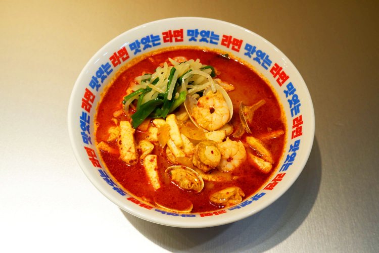 海鮮ゴロゴロ赤麺1180円。