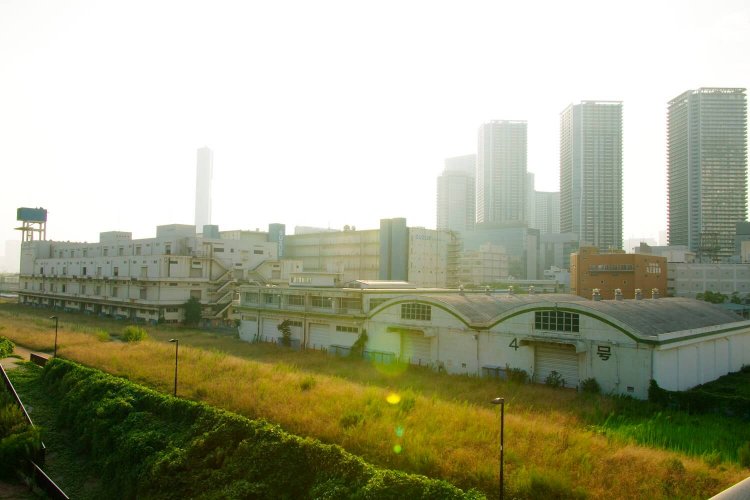 倉庫街、工場が並ぶ埋め立て地、東京下町の夕暮れ……「さびしさ」を歩く