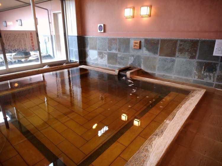 檜風呂に入浴すると炭酸の細かな泡が体にまとまり付く。