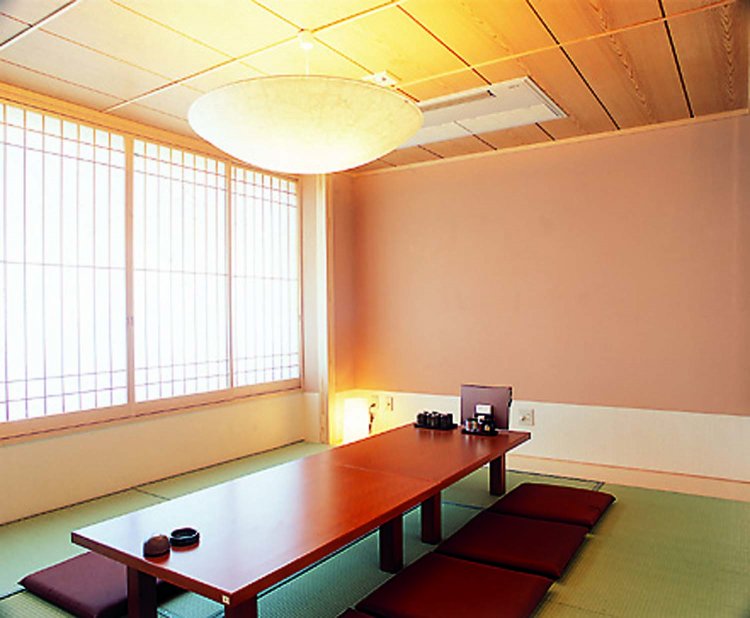 畳敷きの有料個室があり、ここで料理を食べることもできる。