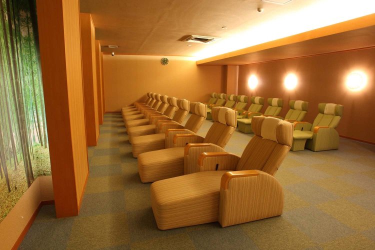 リクライニングチェアがあるレストルーム「御休み処」。男女でスペースが区切られている。