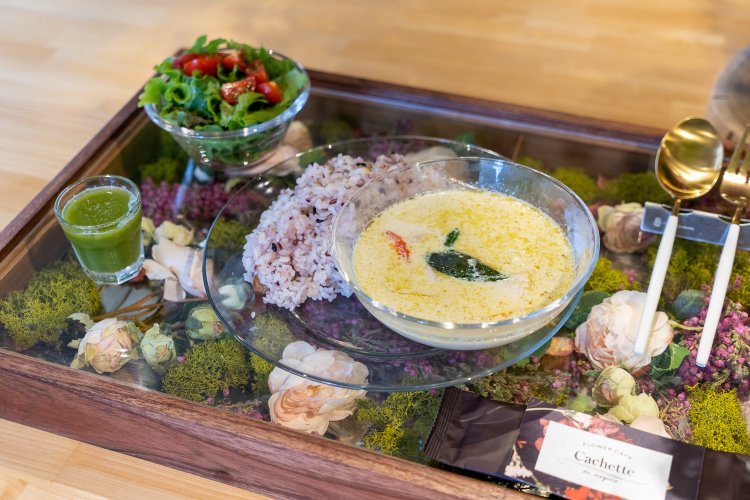 ランチメニューを載せるトレーの中にも花！