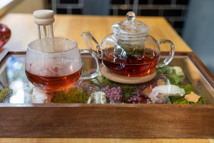 ハイビスカスなどが入った「デトックス美容ティー」。ランチセットに含まれるが単品では770円。