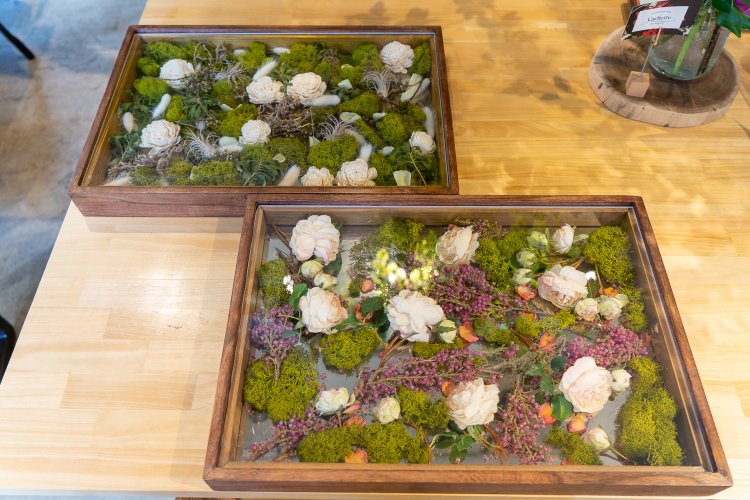 花とグリーンがディスプレイされたトレーは大小用意されている。