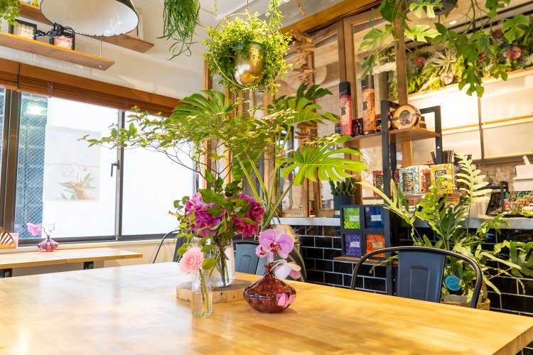 店内のあちこちに置かれた花やグリーンはさすがプロ。