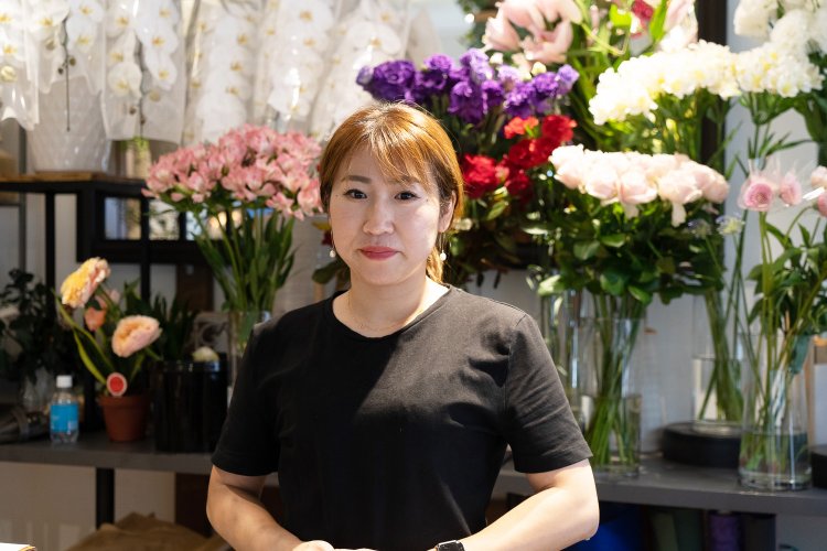 フローリストとしても活躍する店主の佐々木愛さん。花は大切なコミュニケーションの一部と考えている。