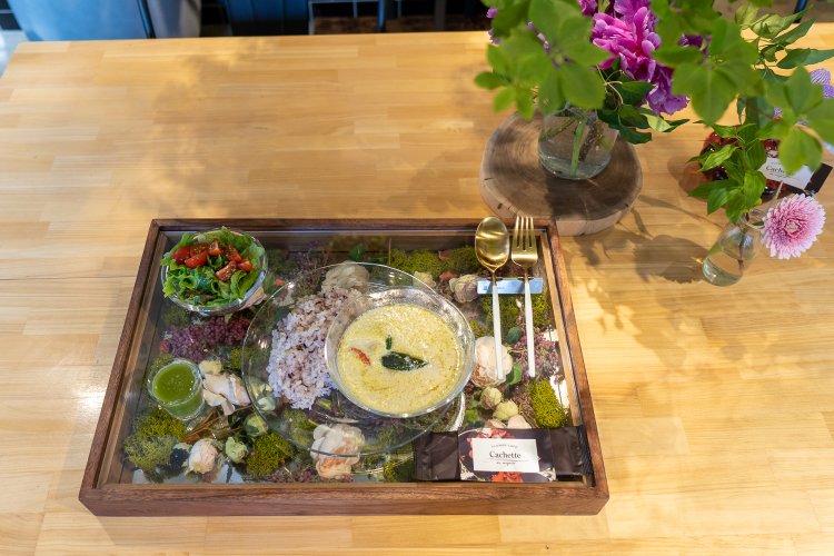 十六穀米グリーンカレーとサラダ、ドリンクがついたグリーンカレーセット1540円。彩りを意識した透明ガラスのお皿選びもお花屋さんらしい。