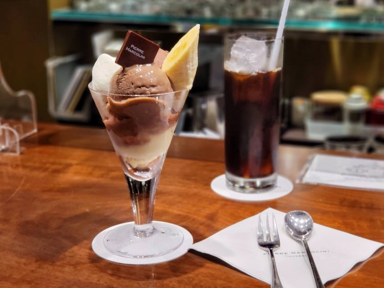 マルコリーニ チョコレートパフェ 単品1760円、コーヒーセット 2310円。