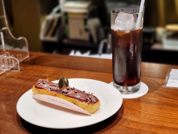 マルコリーニ エクレア チョコレート 単品880円、コーヒーセット 1540円。