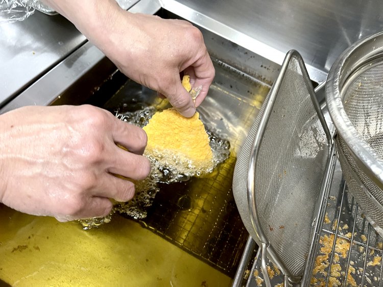 豊洲で仕入れてくるアジを捌いて提供。