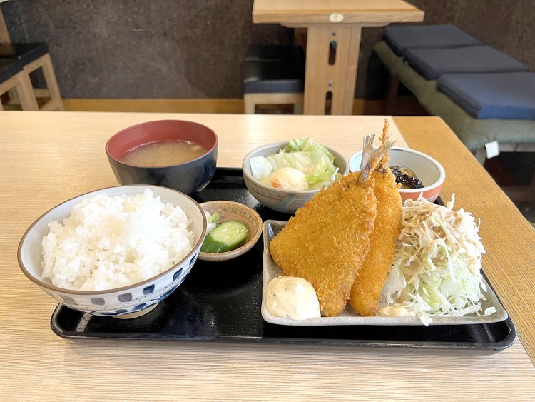 山盛りのキャベツとアジフライについたタルタルソースがうれしい！