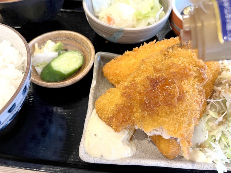 アジフライはソースや醤油でもおいしい。