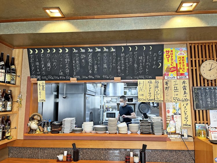 黒板に書かれた夜のメニューもおいしそう！