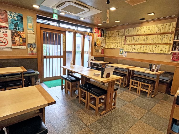 落ち着ける和風の店内。前に入っていたうどん屋も人気の店だったそうだ。