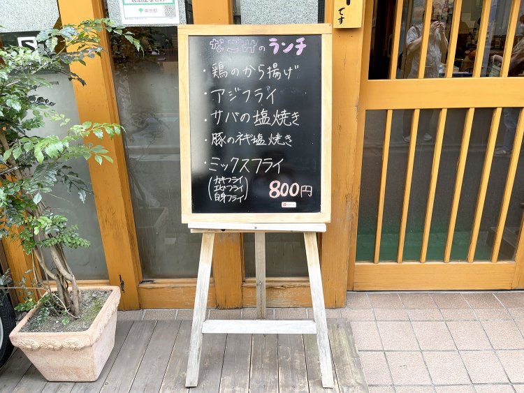 店の入り口にランチメニューがある。ランチは2022年8月17日より800円から850円に変更。
