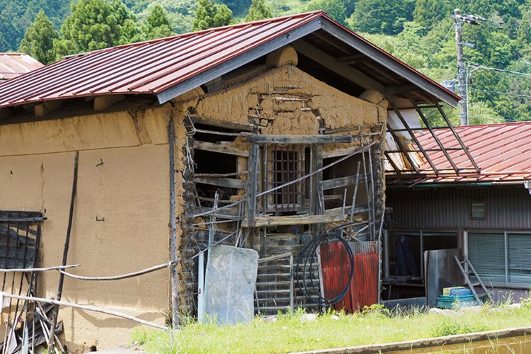 壊れかかった土壁の蔵。富岡には古い家がそれほど多くはない。
