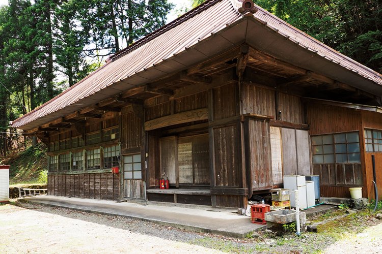 安寺沢の集落内に残る明治時代に建てられた小学校の分教場跡。現在は公民館として利用。