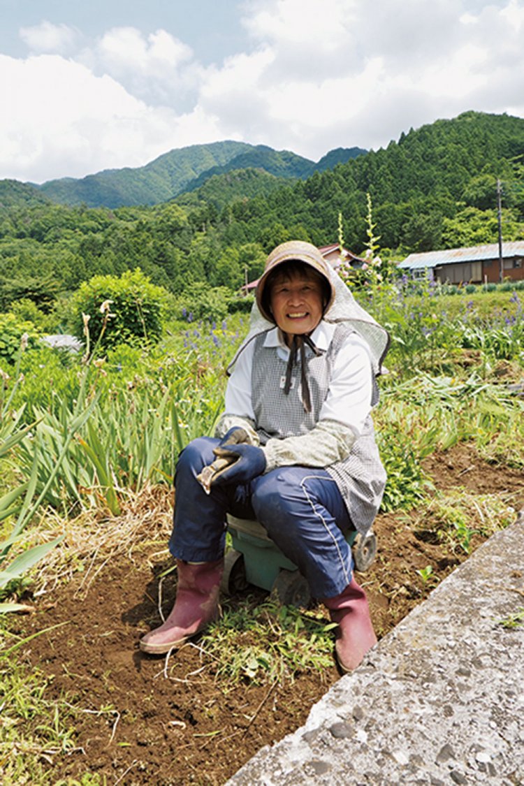 上青根に住む佐藤千恵子さん。自分の畑で趣味の花を育てている。