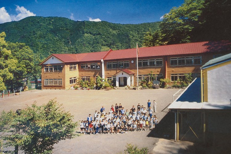 『加藤商店』で複写させてもらった焼失前の青根小学校の写真。