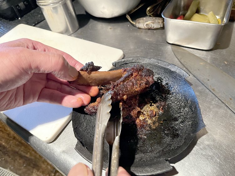 パンが焼き上がる間に中身の支度。バーベキューソースに漬け込んだスペアリブを焼き、肉だけを細かく刻む。