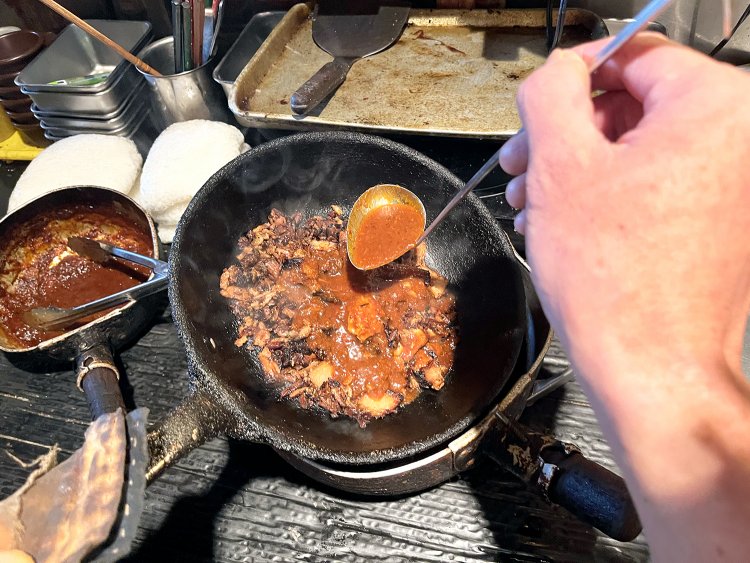 刻んだ肉にパイナップルや玉ねぎが入ったオリジナルバーベキューソースをたっぷり加えて炒める。