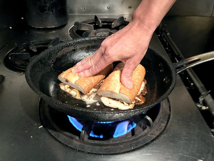 え、まさか!?　サンドしたものをもう一度バターで焼く。押し付けながらこんがり焼くのがポイントだそう。バターのこうばしい香りがたまらない！