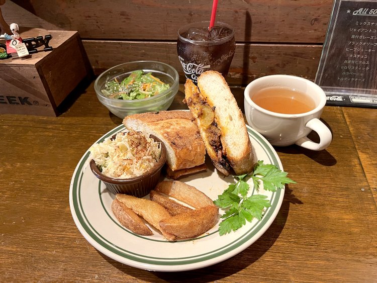 やってきました、キューバサンド！　カリカリのポテト、自家製のコールスロー、サラダ、スープ付き。プラス200円でコーラが飲み放題だ。