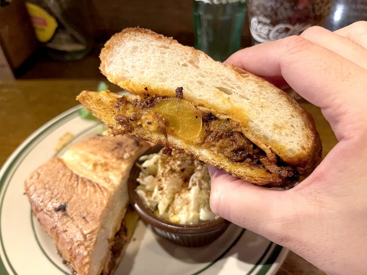 スペアリブのスパイシーさもありながら、マヨソースやチーズがまろやかに包み込み、ときおりピクルスの酸味が刺激をくれる。