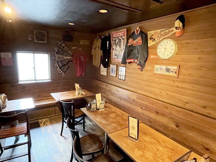 2階はテーブル席で落ち着いた雰囲気だ。