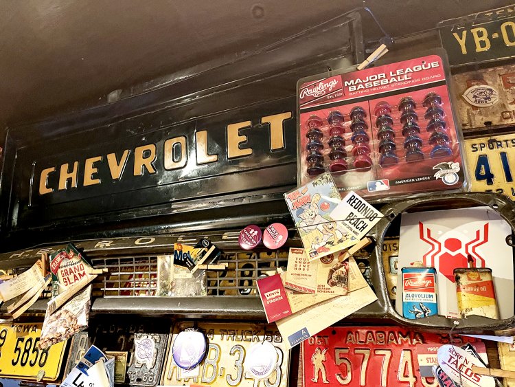 車のバンパーを店内の壁にはめ込んじゃう宮島さんの大胆さにも好感が持てる。