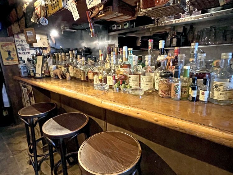 バーボンの瓶がズラリと並ぶカウンター。