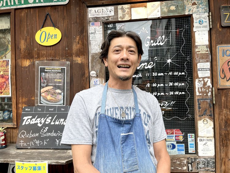 幼少期から母の影響でエルビス・プレスリーやチャック・ベリーなどのロックや映画に囲まれて育ったという宮島さん。