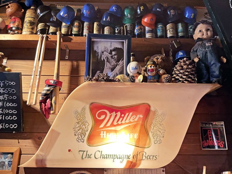 雑多なようで宮島さんにとってはひとつひとつに思い入れがあるグッズたち。尋ねると、いろんなエピソードを聞かせてくれる。