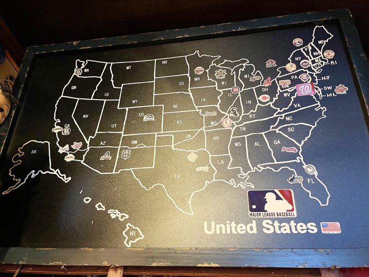 MLBの本拠地を記したアメリカの地図。「人口が多いところに野球チームがあるんですよねー」と宮島さん。