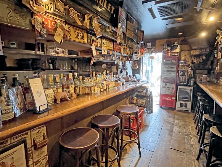 車のバンパーや州ごとのナンバープレート、ブリキの看板なども。床板を張ったり、棚やカウンターは宮島さんの手作り。