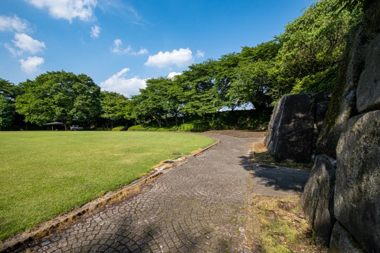 城址内には園路が整備され、芝生広場の緑が目にも鮮やかだ。