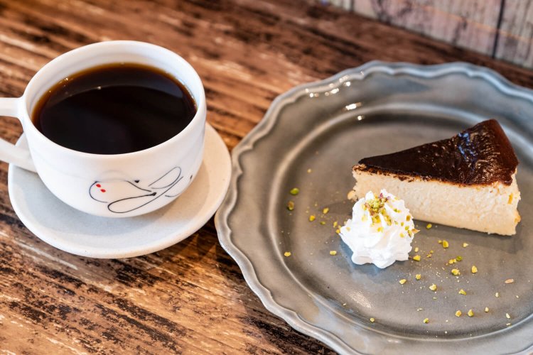 週替わりのスイーツは、淹れたてのコーヒーとの相性も抜群だ。