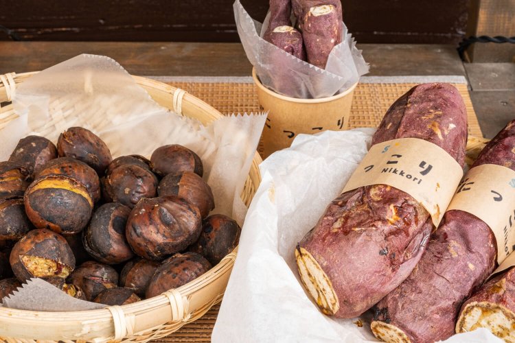 やきいも（右）は Sサイズ 200円など大きさにより価格が異なる。奥は カップdeやきいも 200円。焼き栗は 120g 500円〜。