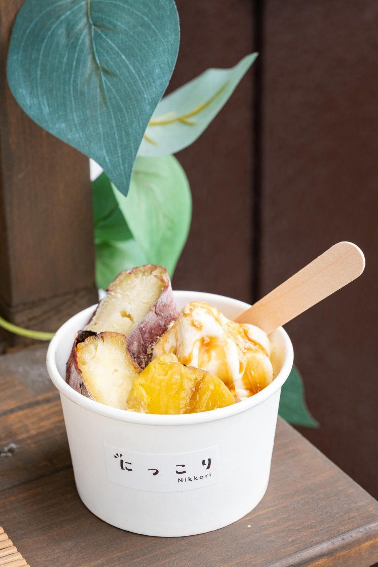 夏にぴったりの冷凍やきいも・焼き栗・きなこ・黒蜜が入った、にっこりソフト 450円。