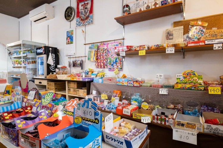 かつて手にした懐かしい駄菓子が今も現役で店頭に並んでいる。