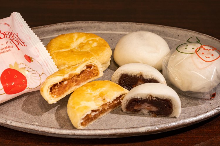 独特の食感を楽しめるかんぴょうといちごのハーモニー 12個入り 650円（右）と栃木いちごミルクパイ 10個入り 870円。