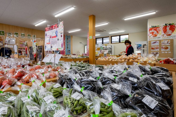 町内や近隣で収穫したばかりの農作物がずらり。