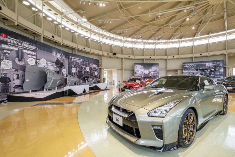 100台限定のNISSAN GT-R Premium edition目当てに訪れる人も多い。