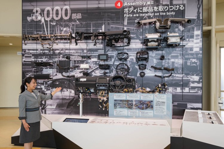 3000もの部品を組み合わせ、クルマがつくられることを示した説明パネル。運転席まわりのパーツだけでもいかに多いかが一目瞭然だ。