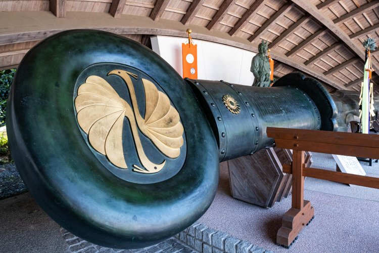 12.2mもの長さを誇る「平和の剣」。触れると災いをはらい、御利益にあずかれるそう。