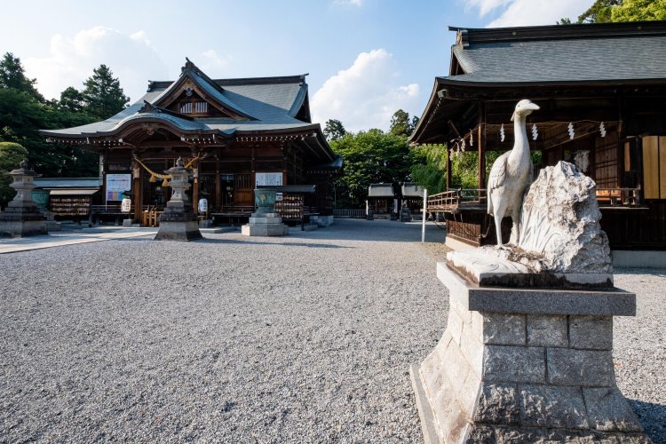厳粛な空気に包まれた境内には、白鷺をかたどった石像も立つ。
